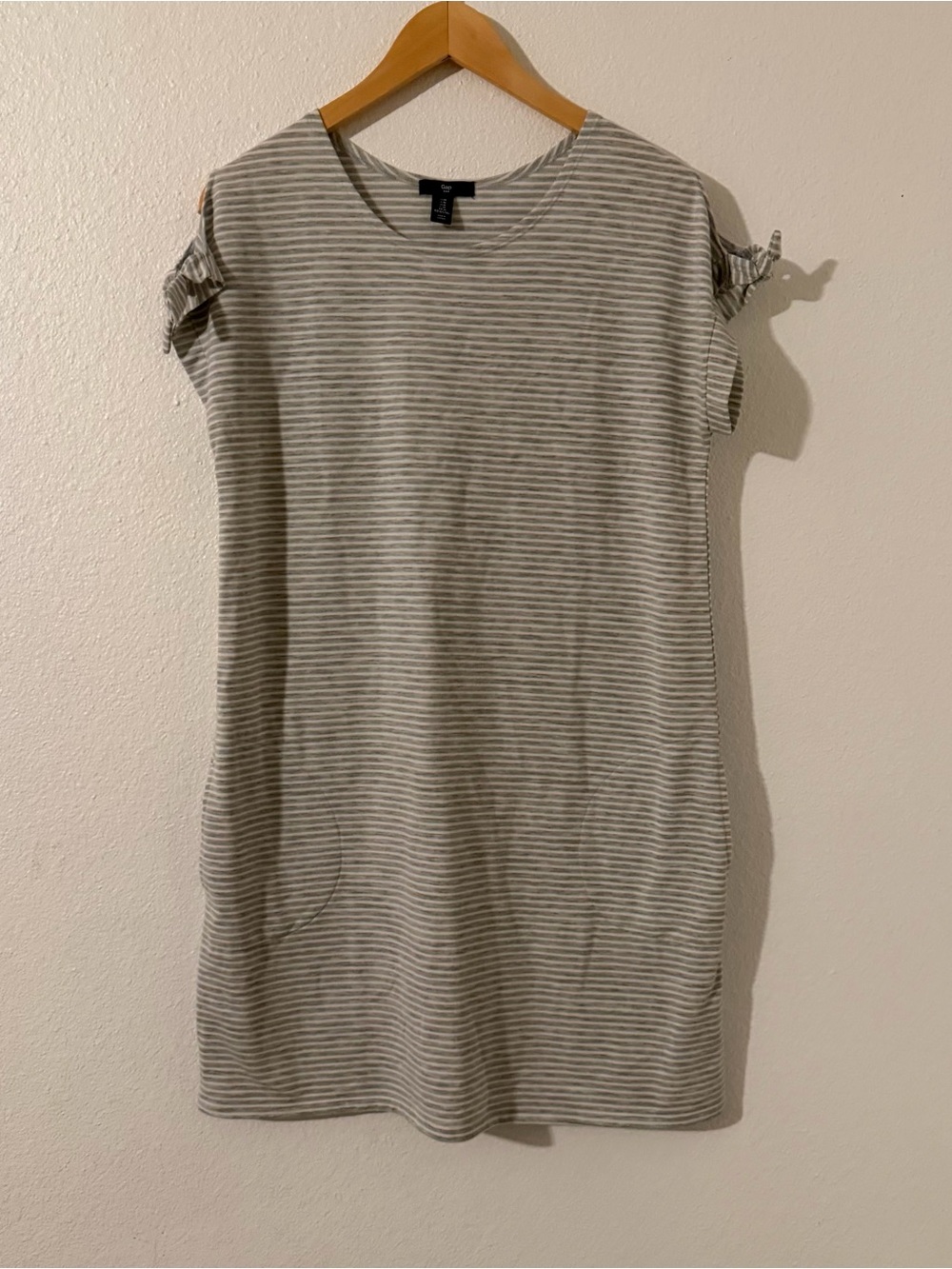 Gap Women's Short Sleeve Cold Shoulder Dress Gray White Stripe Pockets Size Med